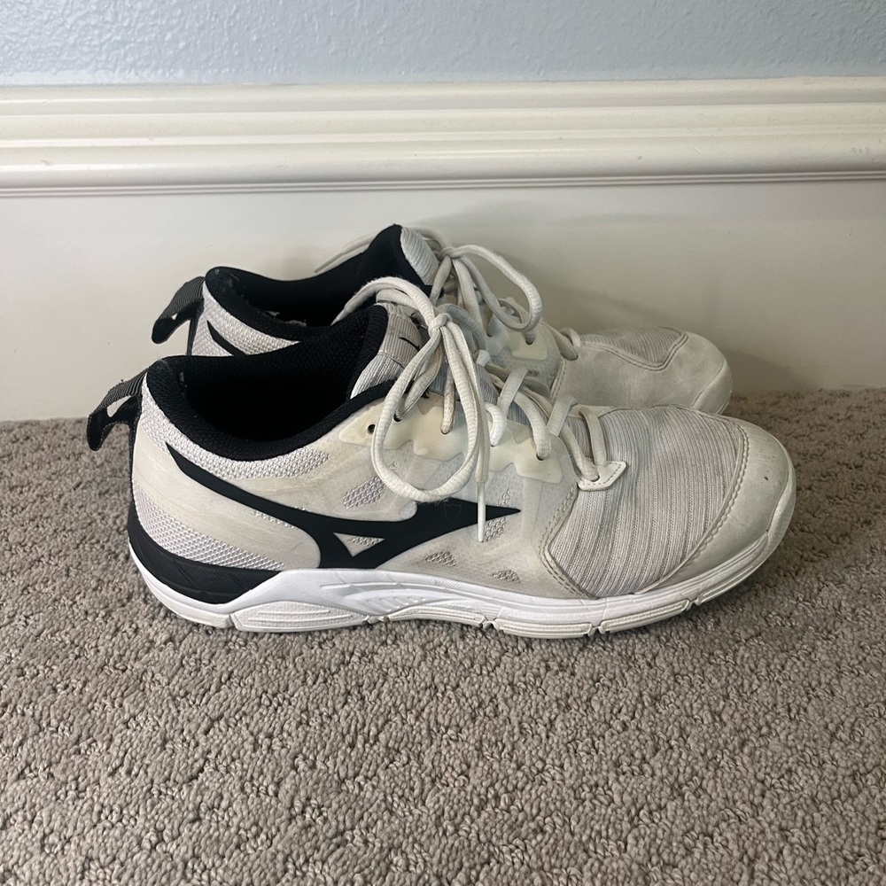 Mizuno Women’s size 9 volleyball court shoes